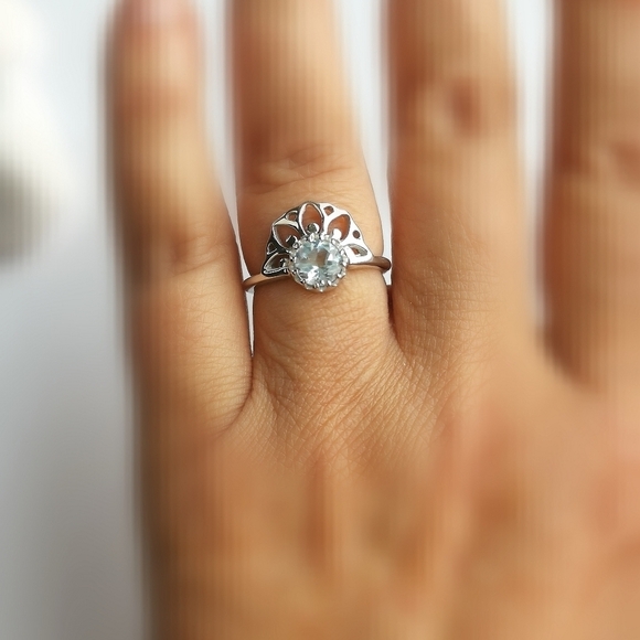 Sky Blue Topaz Ring in Sterling Silver with Lotus Flower tiara size 7 🆕 - Picture 5 of 7